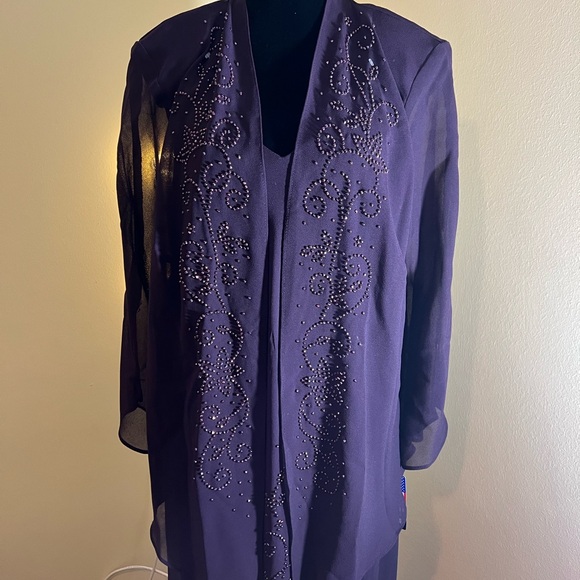 Beautiful formal dress by R & M Richards. Never worn. Size 18W - Picture 2 of 4